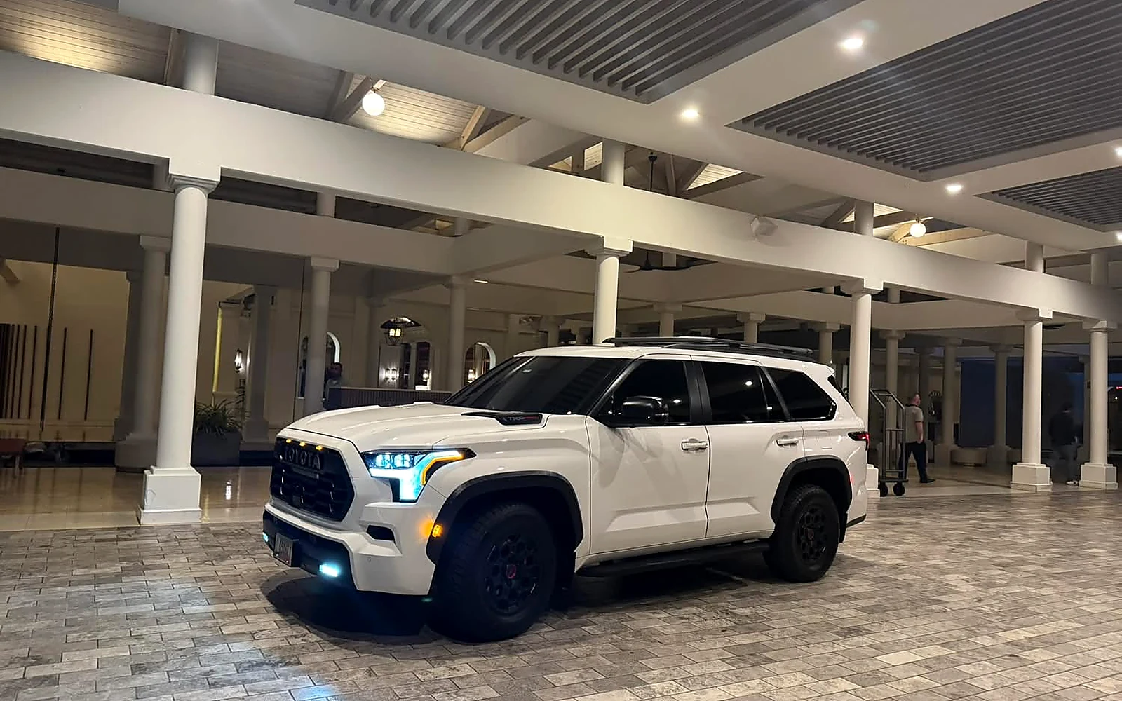 Toyota Sequoia blanca de Gilbert Luxury Transportation en entrada de hotel
