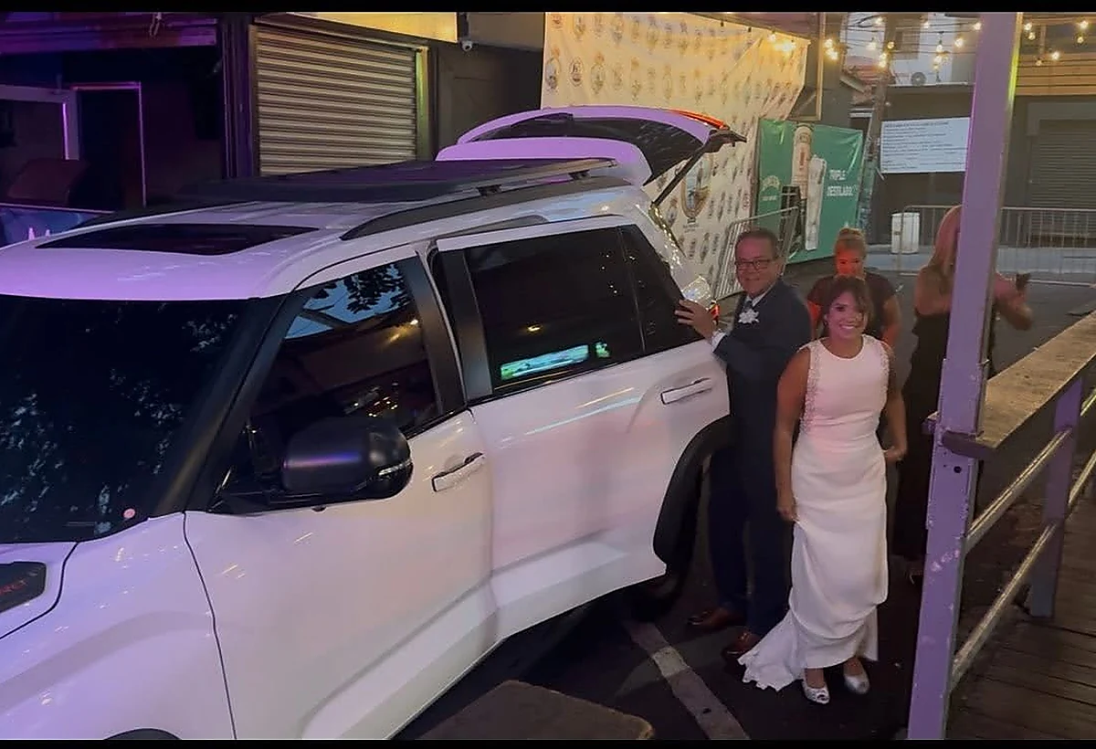 Clientes abordando la Toyota Sequoia blanca de Gilbert Luxury Transportation