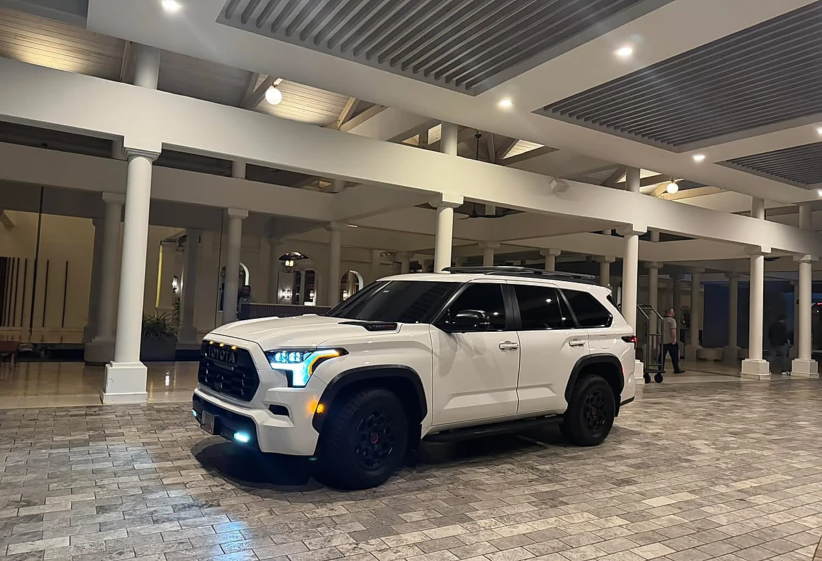 Transporte privado en Toyota Sequoia blanca frente a hotel