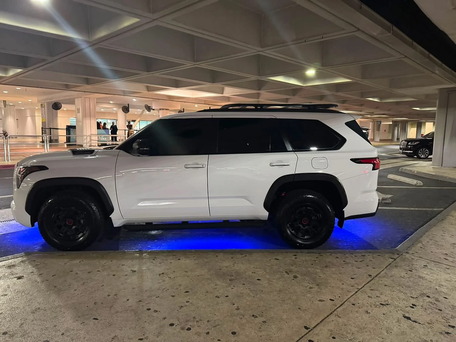 Toyota Sequoia blanca completa de Gilbert Luxury Transportation