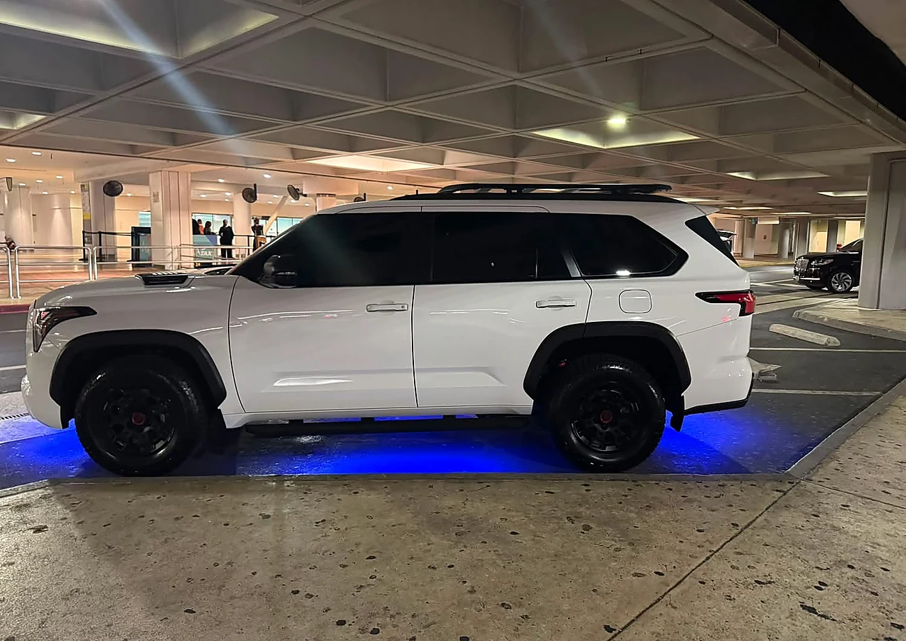 Toyota Sequoia blanca de Gilbert Luxury Transportation con iluminación azul
